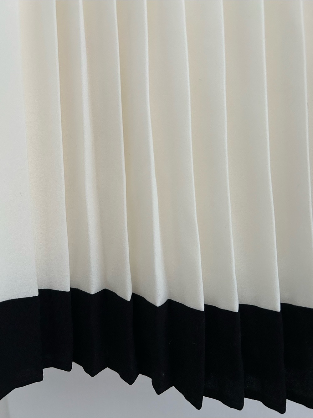 Lauren Ralph Lauren Ivory Pleated Skirt with Black Hem